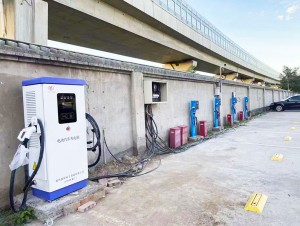 郑州昌原新能源电动汽车充电站安装案例现场8.13